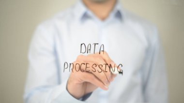 Veri işleme, şeffaf ekranda yazma adam