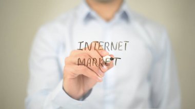 Internet pazarında, şeffaf ekranda yazma adam