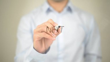 İleri, şeffaf ekranda yazma adam