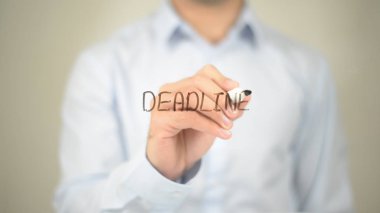 Son Tarih, şeffaf ekranda yazma adam