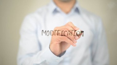 Değişiklik, şeffaf ekranda yazma adam