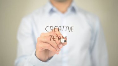 Yaratıcı ekibi, şeffaf ekranda yazma adam