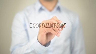Koordinasyon, şeffaf ekranda yazma adam
