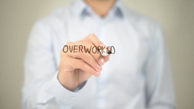 Overworked, şeffaf ekranda yazma adam