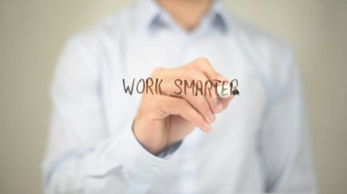 Daha akıllıca çalışın, şeffaf ekran üzerinde yazılı adam