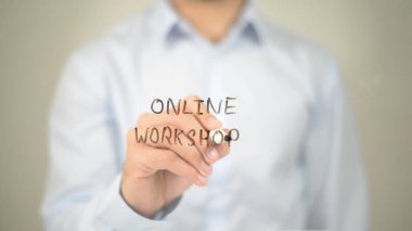 Online atölye, şeffaf ekranda yazma adam