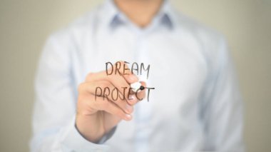 Proje, şeffaf ekranda yazma adam rüya