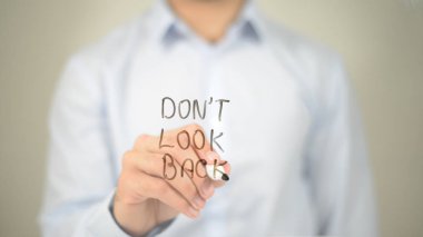 Bak geri, şeffaf ekranda yazma adam yok