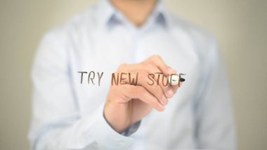 Yeni şeyler denemek, şeffaf ekran üzerinde yazılı adam