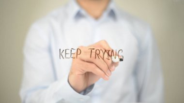 Denemeye devam, şeffaf ekranda yazma adam