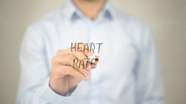 Kalp hızı, şeffaf ekranda yazma adam