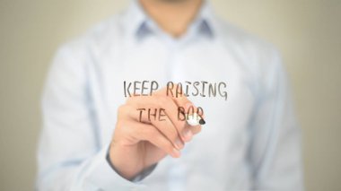 Sürekli yükselen Bar, şeffaf ekranda yazma adam