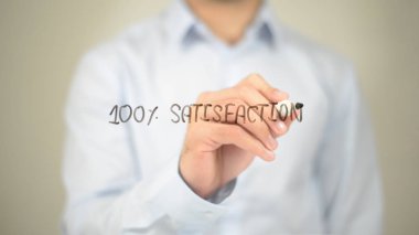 Memnuniyeti, adam şeffaf ekran üzerine yazma