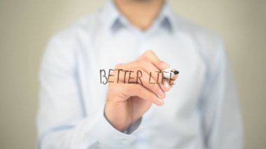 Daha iyi bir hayat, şeffaf ekranda yazma adam