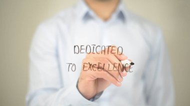 Üstünlüğe Adanmış, Saydam Ekranda Yazan Adam