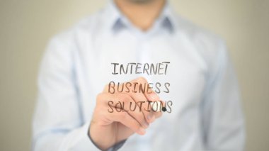 Internet iş çözümleri, şeffaf ekranda yazma adam