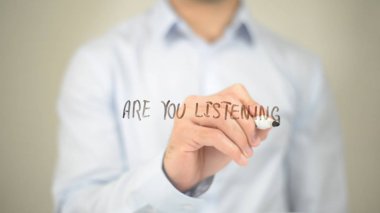 Dinleme, şeffaf ekranda yazma adam vardır