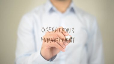 Operasyon Yönetimi, şeffaf ekranda yazma adam