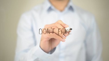 Şeffaf ekranda yazma adam sahte değil