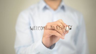 Gerçekliğe hoş geldiniz, şeffaf ekran üzerinde yazılı adam