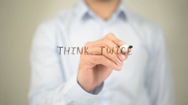 İki kere düşünmek, şeffaf ekran üzerinde yazılı adam