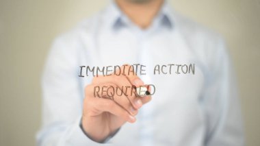 Acil eylem gerekli, şeffaf ekranda yazma adam