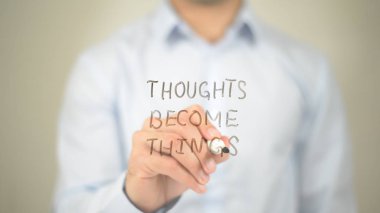 Düşünceler şeyler, şeffaf ekran üzerinde yazılı adam