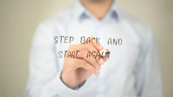 Stap terug en opnieuw beginnen, Man schrijven op transparante scherm — Stockfoto