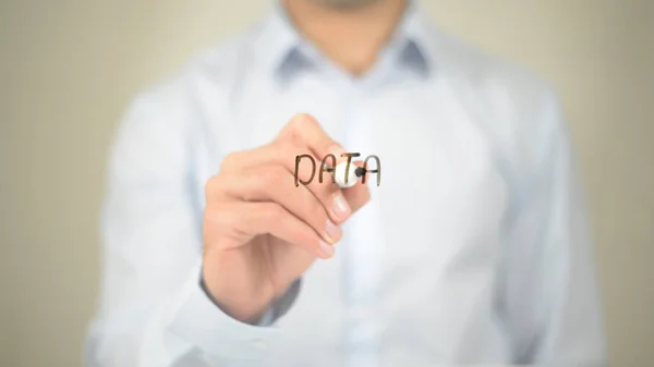 Datos, Hombre escribiendo en pantalla transparente — Foto de Stock