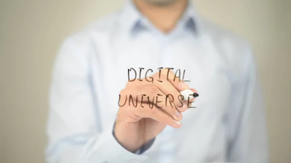 Universo Digital, El hombre escribiendo en pantalla transparente — Foto de Stock