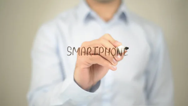 Smartphone, Man schrijven op transparante scherm — Stockfoto