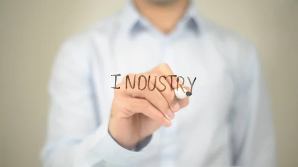 Industria, Hombre escribiendo en pantalla transparente — Foto de Stock