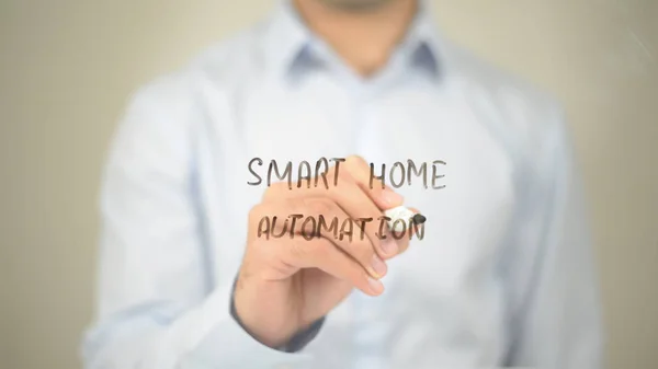 Smart Home Automation, Man Writing на прозрачном экране — стоковое фото
