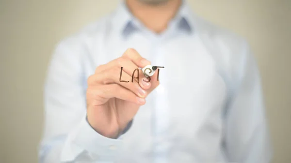 Por último, Hombre escribiendo en pantalla transparente — Foto de Stock