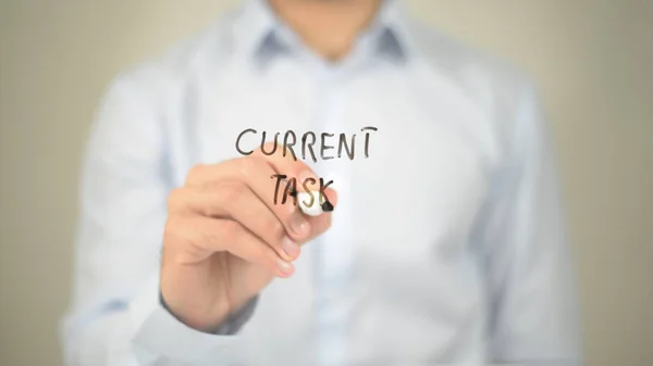 Tarea actual, escritura del hombre en pantalla transparente — Foto de Stock