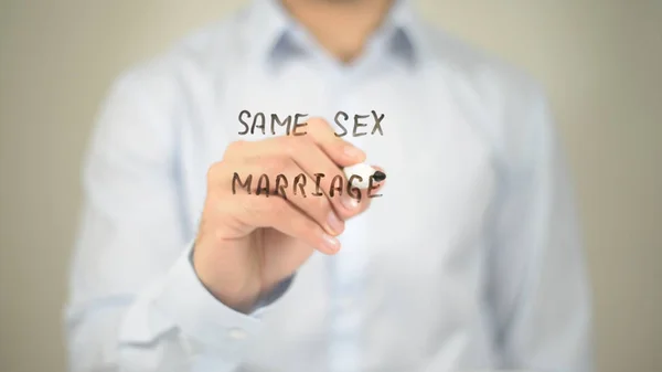 Matrimonio del mismo sexo, hombre escribiendo en pantalla transparente — Foto de Stock