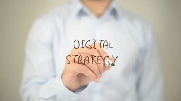 Estrategia Digital, La escritura del hombre en pantalla transparente — Foto de Stock