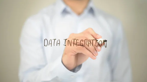 Integración de datos, escritura del hombre en la pantalla transparente — Foto de Stock
