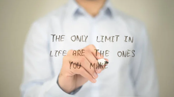 O único limite na vida é aquele que você faz, homem escrevendo na tela transparente — Fotografia de Stock