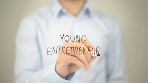 Νεαρός επιχειρηματίας, ο άνθρωπος που γράφει σε διαφανή οθόνη — Φωτογραφία Αρχείου