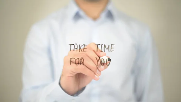 Nimm dir Zeit für dich, Mann, der auf transparentem Bildschirm schreibt — Stockfoto