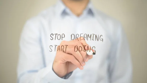 Pare de sonhar começar a fazer, homem escrevendo na tela transparente — Fotografia de Stock