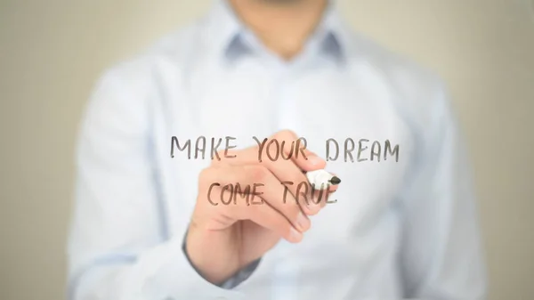 Torne seu sonho realidade, homem escrevendo na tela transparente — Fotografia de Stock