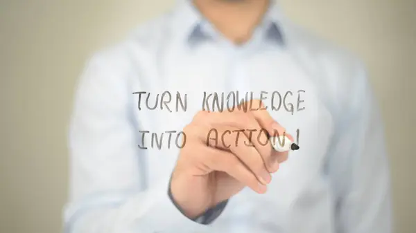 Convertir el conocimiento en acción, el hombre escribiendo en pantalla transparente — Foto de Stock