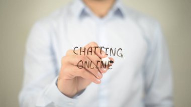 Online, şeffaf ekranda yazma adam sohbet