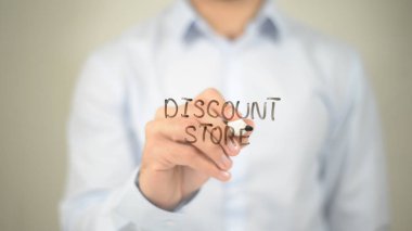 İndirim mağazası, şeffaf ekranda yazma adam