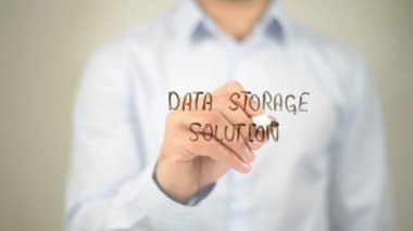 Veri depolama çözümü, şeffaf ekranda yazma adam