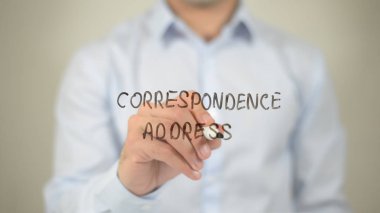 Yazışma adresi, şeffaf ekranda yazma adam