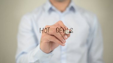 Sıcak fırsatlar, şeffaf ekranda yazma adam