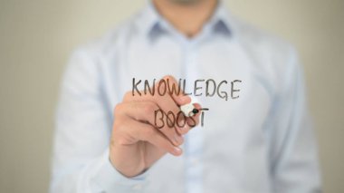 Bilgi artırmak, şeffaf ekranda yazma adam